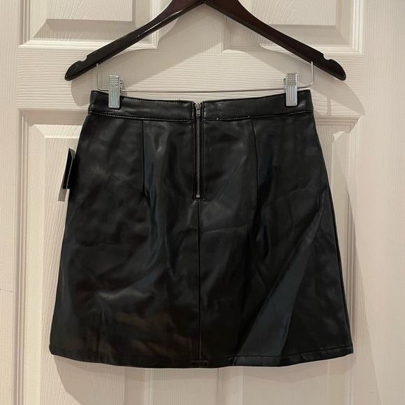 Faux leather mini skirt with small slit - Picture 6 of 7